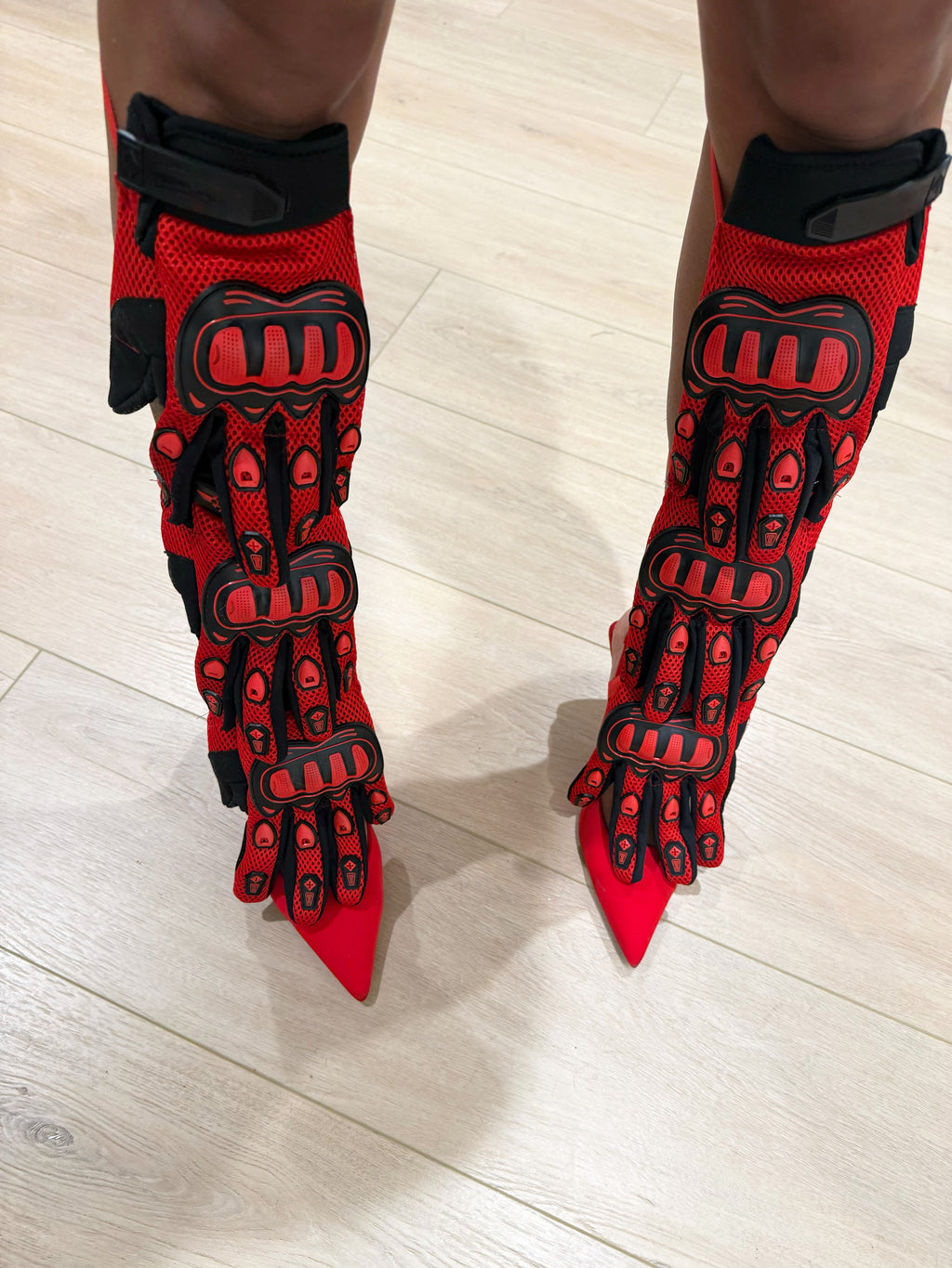 RED GLOVE HEEL